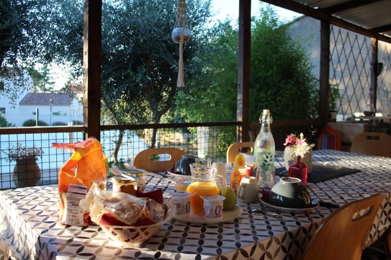 Philippe & Marie, A Louer Petite Chambre Chez L'Habitant Avec Terrasse Dans Villa, Au Pied Du Luberon Cucuron Esterno foto