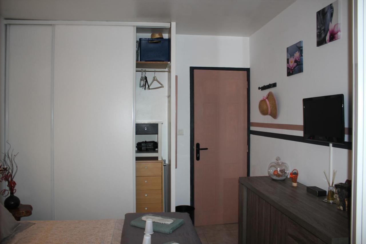 Philippe & Marie, A Louer Petite Chambre Chez L'Habitant Avec Terrasse Dans Villa, Au Pied Du Luberon Cucuron Esterno foto